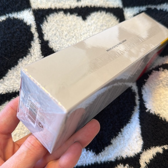 Ulike Moisturizing Body Lotion - Picture 3 of 4